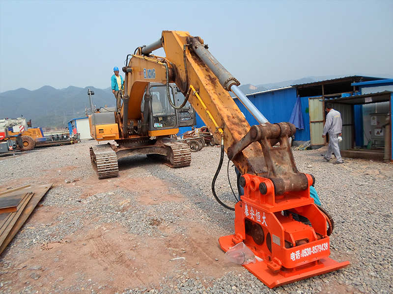 挖掘機(jī)振動夯實機(jī)