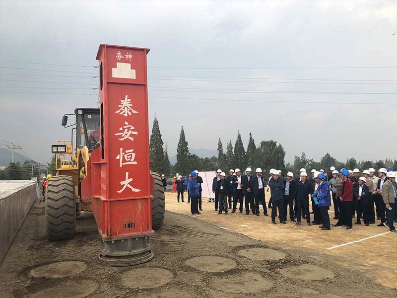 鏟車(chē)夯實(shí)機(jī)